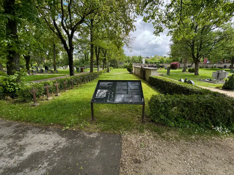 Kwatera z. rzędami krzyży i. tablicą informacyjną na cmentarzu w. Aalen Wasseralfingen — Powiat Ostalbkreis