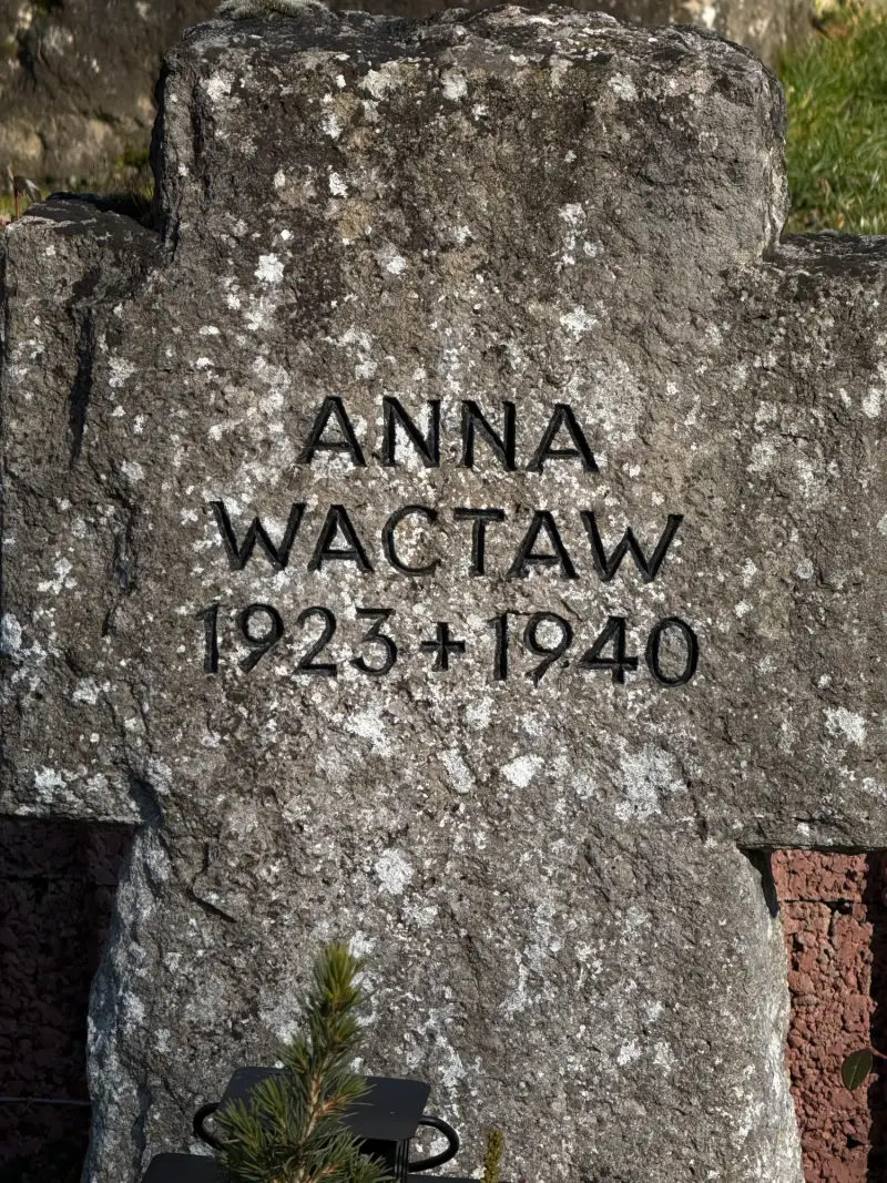 Kamienny nagrobek z. inskrypcją Anna Wactaw na cmentarzu w. Creglingen — Powiat Main-Tauber