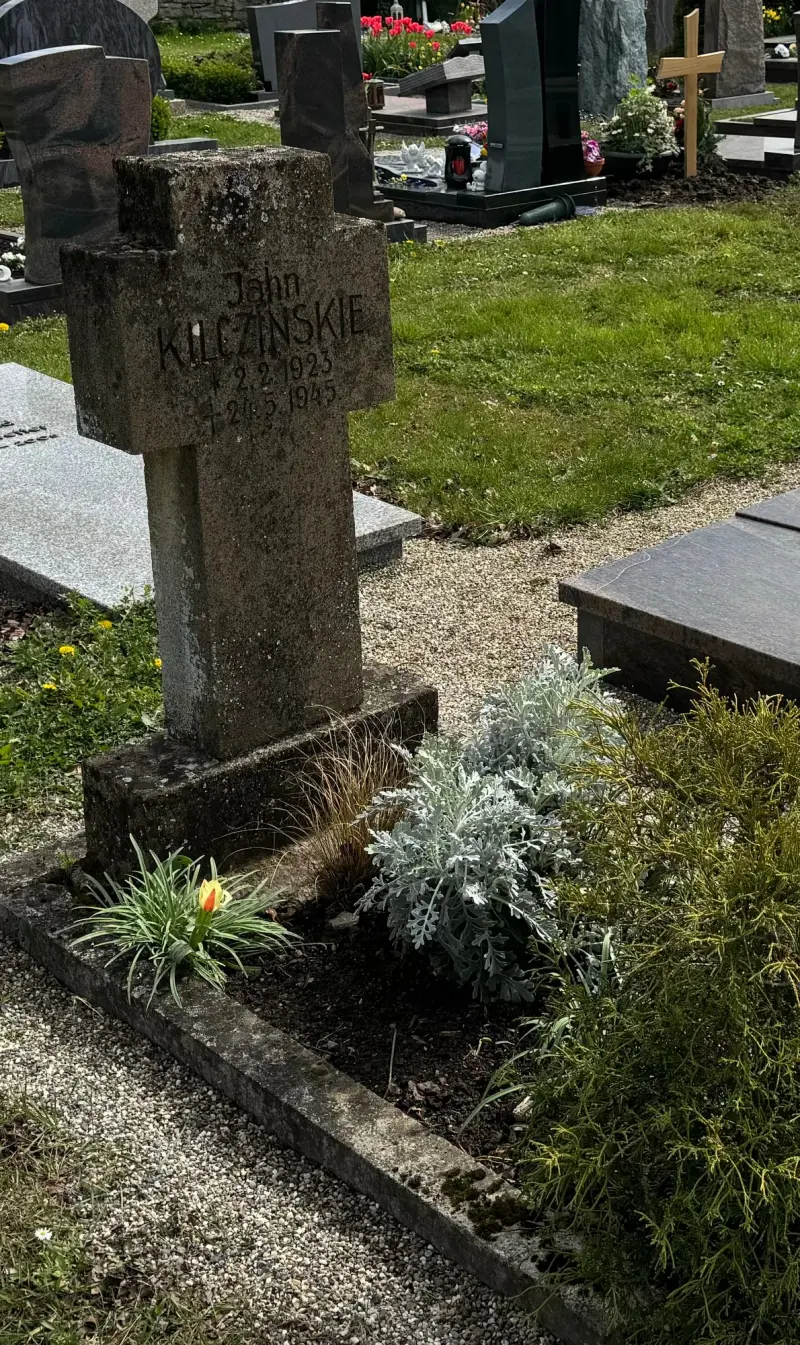 Kamienny krzyż przy grobie Jana Kilczynskie na cmentarzu w. Bad Rappenau, widok z. boku — Polski grób w Bad Rappenau Friedhof Bad Rappenau