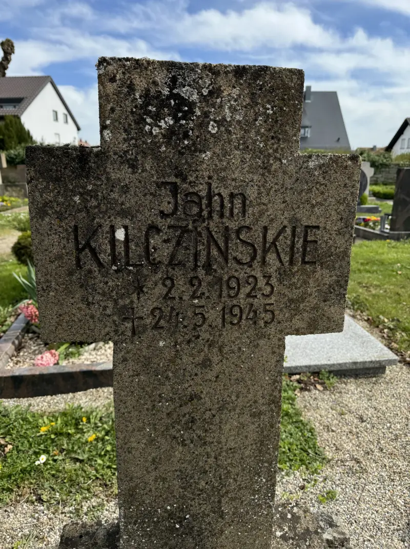 Nagrobek w. Bad Rappenau z. napisem Jahn Kilczinskie oraz datami 2.2.1923 i 24.5.1945 — Polski grób w Bad Rappenau Friedhof Bad Rappenau