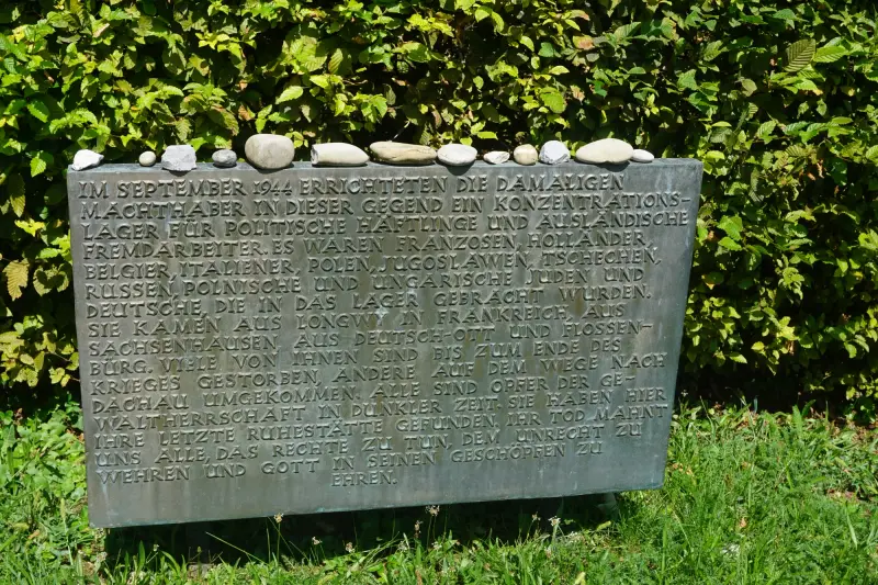 Niemieckojęzyczna tablica przy KZ Friedhof Kochendorf, wymieniająca m.in. Polaków i. polskich Żydów — KZ-Friedhof Kochendorf Cmentarz ofiar obozu w Bad Friedrichshall