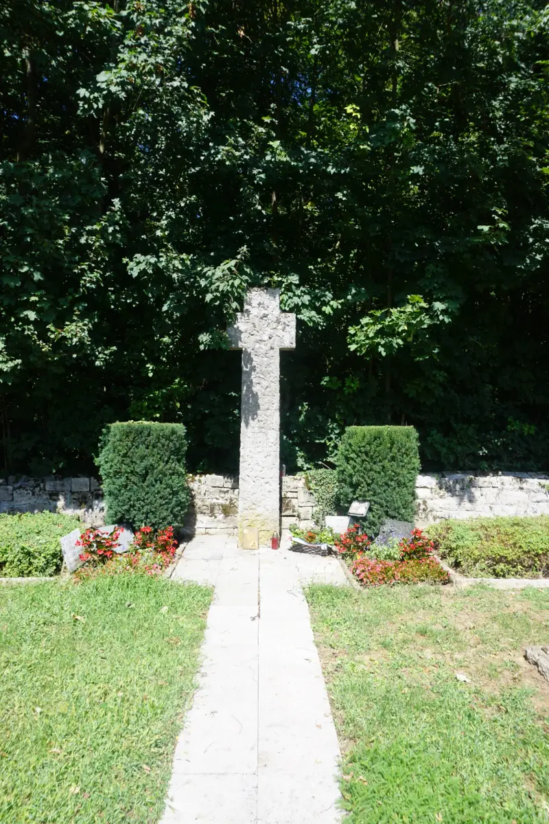 Ścieżka prowadząca do kamiennego krzyża na cmentarzu ofiar KZ Kochendorf — KZ-Friedhof Kochendorf Cmentarz ofiar obozu w Bad Friedrichshall
