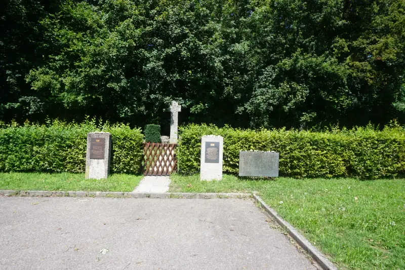 Wejście na KZ Friedhof Kochendorf: drewniana bramka, tablice i. krzyż w. głębi — KZ-Friedhof Kochendorf Cmentarz ofiar obozu w Bad Friedrichshall
