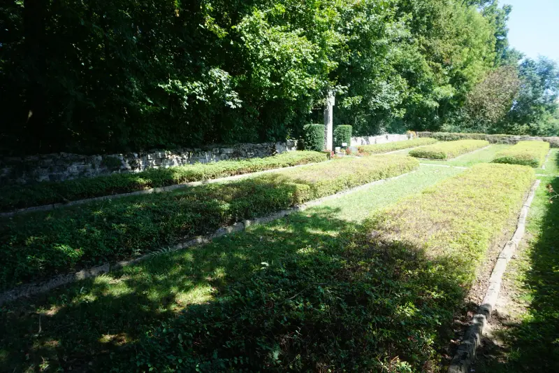 Zbiorowe miejsca pochówku, niskie żywopłoty i. krzyż na KZ Friedhof Kochendorf — KZ-Friedhof Kochendorf Cmentarz ofiar obozu w Bad Friedrichshall
